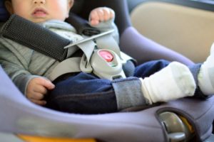 とある女性の車にチャイルドシートなしで子供を乗せようとした友人。危ないからと乗車拒否をしたら友人は「空気読んで」と。→これに返した女性の言葉にぐうの音も出ない