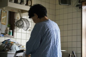 ちょっとした物をとるだけでも奥さんに頼み、一切台所に入ろうとしない親戚のおじさん。→なぜ自分でやらないのか聞いたら予想外の回答が・・・