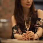 男性が居酒屋で一緒に飲んでいた女性が嘔吐。その後汚れた服を洗いたいと言うので付き合ったら・・・