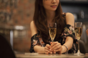 男性が居酒屋で一緒に飲んでいた女性が嘔吐。その後汚れた服を洗いたいと言うので付き合ったら・・・