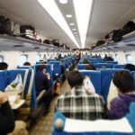 新幹線に乗った幼児とお母さんに「泣き声がうるさくて眠れない」と怒鳴る男性。これを聞いて車掌さんがとった粋な対応にスカッと!