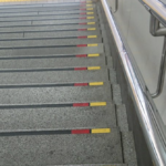 1人でも多くの人が覚えてくれたら嬉しい。駅の階段にあるこの目印がなんの為にあるか知っていますか?→こんな重要な意味があったなんて・・・!