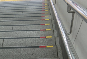 1人でも多くの人が覚えてくれたら嬉しい。駅の階段にあるこの目印がなんの為にあるか知っていますか？→こんな重要な意味があったなんて・・・！