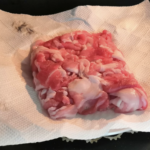 冷凍した肉はこうして解凍するのが正解！「え、安い肉でも明らかに味が違う・・・！」