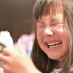 3歳の娘の弱視が判明しメガネっ子に。嫌がっていた娘も周囲の協力でつけてくれるようになった矢先→見知らぬおばあちゃんの心ない一言で一転し・・・