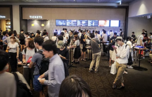 女性の皆さんは気をつけてほしい！1人で映画を観に訪れた女性。チケットを購入した所で見知らぬおじさんが近づいてきて・・・。