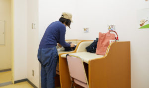 授乳室でオムツ台に向かって泣いているお母さんと一緒になった女性。話を聞いて女性がとった行動に涙が止まらない・・・