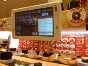 スシローに行ったところお客さんはカップルだらけ。そこで1人で行った男性が案内された席はなんと・・・！