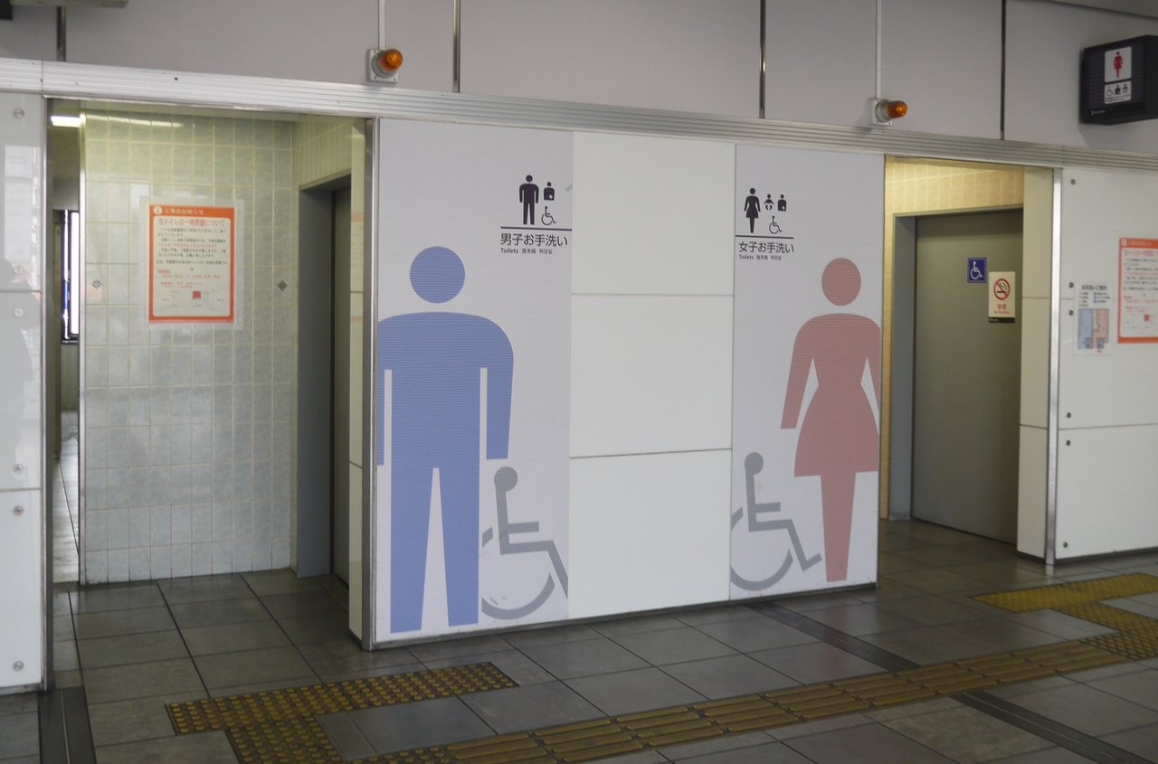意味わかる？すごい簡易的だけど画期的！！入って驚いた京都駅のトイレの発想に拍手喝采！
