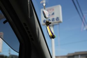 フロントガラスにお守りつけてる人！今すぐ辞めて！→なぜなら・・・