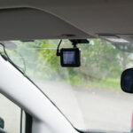 『ドライブレコーダー』を車のフロントガラスから外そうとしたら・・・えっ?!