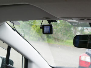 『ドライブレコーダー』を車のフロントガラスから外そうとしたら・・・えっ？！