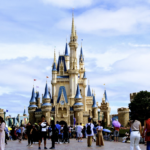 ディズニーで「カバンに何かついてますよ」と声をかけられた男性。見てみると・・・これはヤバイ