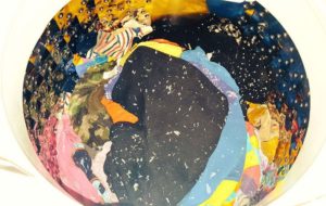 ティッシュまみれの惨劇に見舞われた洗濯物・・・。→コレを使うだけで一瞬で綺麗になる！