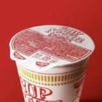 カップヌードルになぜ2つも開け口があるのかと思ったら・・・日清天才だな!!