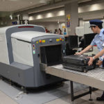 空港の荷物検査で「精密機器が多く確認しづらいのでカバンの中身を出してもよろしいですか?」と言われた男性。→中に入っていたのは・・・