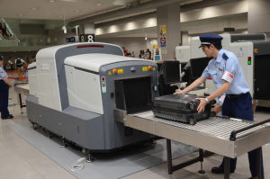 空港の荷物検査で「精密機器が多く確認しづらいのでカバンの中身を出してもよろしいですか？」と言われた男性。→中に入っていたのは・・・