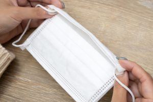 間違えてる人多し！！マスクの紐は内側？外側？プリーツの向きは？→正しい付け方分かりますか？