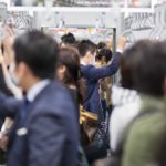 出勤のそこそこ混んだ電車に、乗ってきたがたいのいいお兄さん。彼のマスクに文字が・・・。良く見てみて吹き出した(笑)