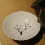 一見なんの変哲もないこちらの綺麗な盃。お酒を注ぐと・・・綺麗すぎて言葉失う!
