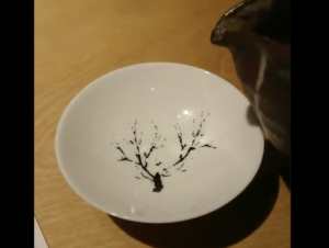 一見なんの変哲もないこちらの綺麗な盃。お酒を注ぐと・・・綺麗すぎて言葉失う！