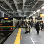 駅で倒れた親友を「邪魔」「きも」などと言われ蹴られながら介抱していた男性。するとそこに・・・