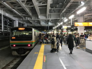 駅で倒れた親友を「邪魔」「きも」などと言われ蹴られながら介抱していた男性。するとそこに・・・