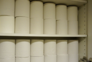 職場のお客様用トイレのペーパーストックが無くなる事件が発覚。→対策として張ったこんな張り紙がインパクトありすぎ（笑）