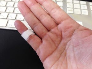 なぜか毎日小指に白いテープを巻き続けていた同僚。→その理由に、えっ・・・