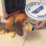 ディズニーパークにスリンキーのおもちゃを忘れてしまった男の子。親が問い合わせたら後日届いた荷物には・・・「こんなん泣くやん」