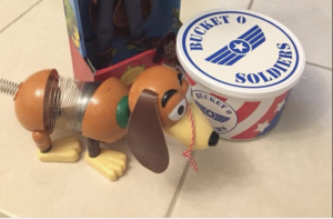 ディズニーパークにスリンキーのおもちゃを忘れてしまった男の子。親が問い合わせたら後日届いた荷物には・・・「こんなん泣くやん」