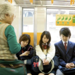 電車に乗ったら隣にいたおばあちゃんに 「突然ごめんなさいね、あなた・・・」と話しかけられた女性。→内容を聞いて胸が苦しくなった。