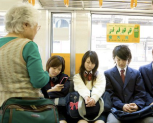 電車に乗ったら隣にいたおばあちゃんに 「突然ごめんなさいね、あなた・・・」と話しかけられた女性。→内容を聞いて胸が苦しくなった。