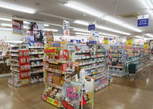 友人と薬局に行くと、在庫切れにキレて棚を蹴り商品を吹っ飛ばして出てった客・・・→しかしその後の展開に胸がいっぱいになる