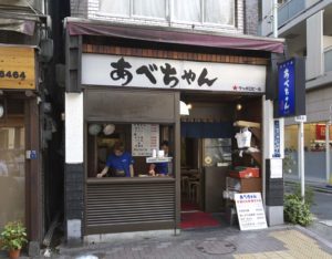 焼き鳥をテイクアウトするためできた長蛇の列。我慢ができなくなった保育園児が騒ぐと一人の客が優しく話しかけてくれ粋な計らい。顔を見るとその人はなんと・・・