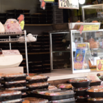 コロナの影響でシニアの客が増えた実家の弁当屋。連日のクレームに、堪忍袋の尾が切れたお母さんがとった対策に賞賛の声集まる!