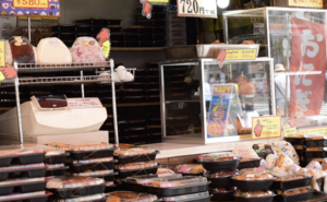 コロナの影響でシニアの客が増えた実家の弁当屋。連日のクレームに、堪忍袋の尾が切れたお母さんがとった対策に賞賛の声集まる！