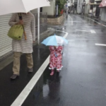 雨降りの日、1歳児が保育園に到着後レインコートを脱いだら・・・「えっ、なんで?!」