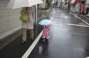 雨降りの日、１歳児が保育園に到着後レインコートを脱いだら・・・「えっ、なんで？！」
