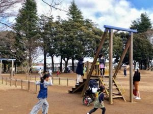 自粛のためずっと自宅の庭でしか遊んでいなかった子供を久しぶりに公園に連れて行くと、見知らぬママが寄ってきて・・・耳を疑う一言