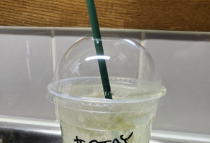 急な用があり銀行へ行った旦那さん。帰りに寄ったスタバで書かれたコメントに思わず笑った（笑）