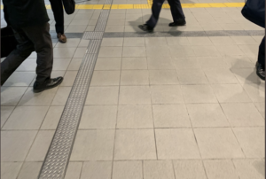 外出自粛要請が発表され自粛モードの土日が開けた東京の様子がこちら・・・「そりゃ感染拡大するわ」