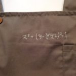 妻からもらったエプロンのプレゼントに施されていた数式の刺繍。→気になってグラフにしたらなんと・・・