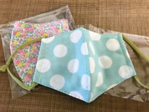 おばあちゃんが作ってくれた手作りマスク。→柄をよくよく見ると・・・なんてこった笑