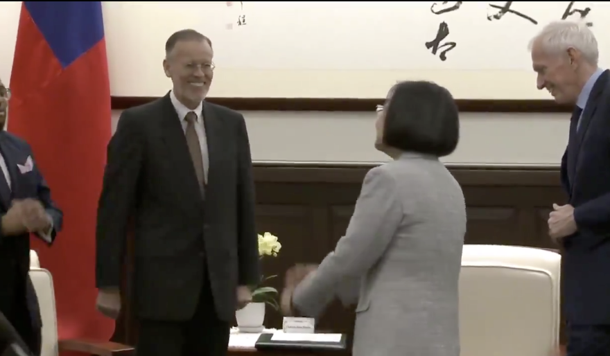 コロナの影響で台湾では握手による接触を避けるためこんな方法をとっているらしい！→その方法が素敵すぎると話題に！