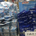 とあるお店に売れずに余った大量のマスク。→値崩れの予感。アベノマスク効果か?と話題に