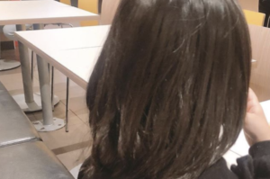 なぜか親指をしゃぶりながらこっちを見てくる職場の女性。→勇気を出して理由を聞いてみたら・・・