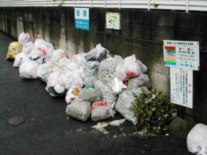 『近所に怖い奴ヤツがいる・・・』と投稿された一枚の写真。ゴミ捨てに捨てられたあるものを見てゾッとした