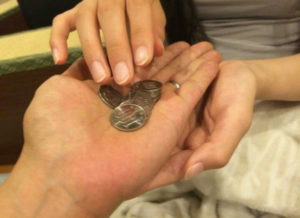 コンビニにておつりを渡す手が触れたとブチギレの客。→これに対して店員さんがこう言い放った！！