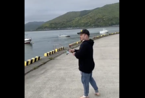 釣竿を投げ入れようと男性に待ち受けていた衝撃の展開に・・・これは笑わずにはいられない（笑）